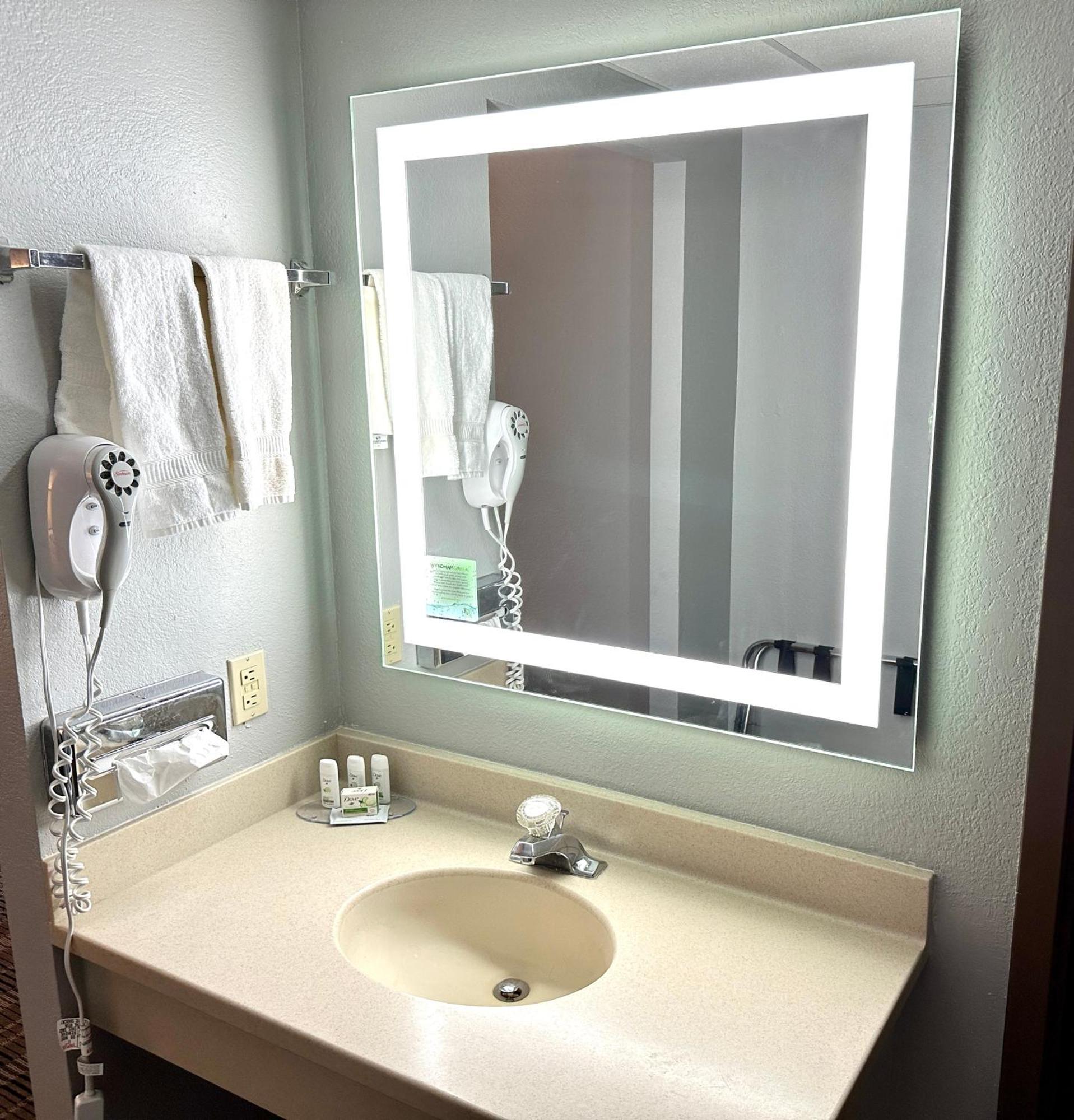 Americinn & Suites By Wyndham Baraboo Event Center Extérieur photo